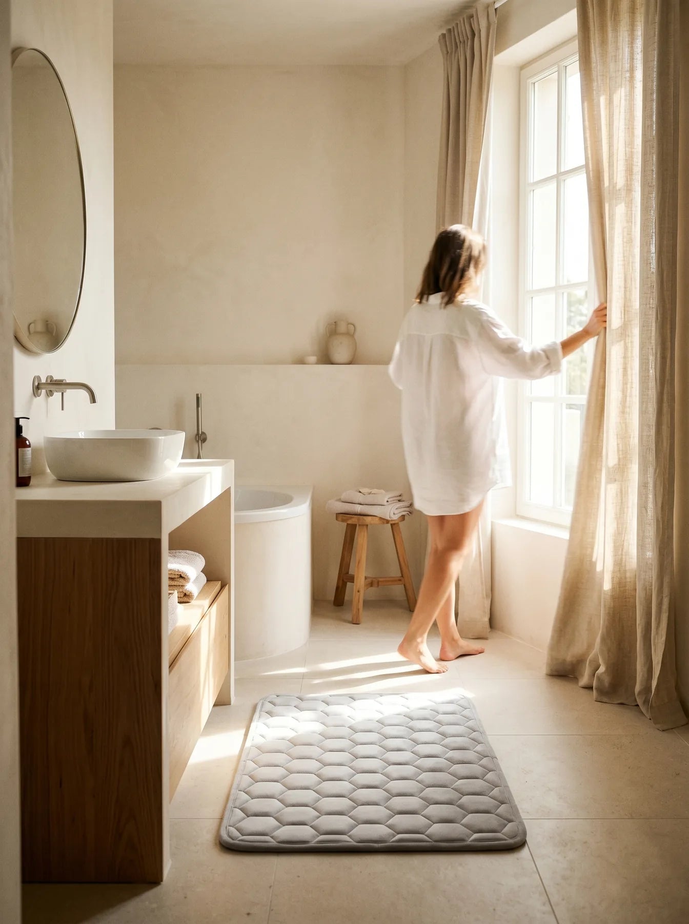 Le tapis La Roche Gris Roche dans une troisième scène de salle de bain